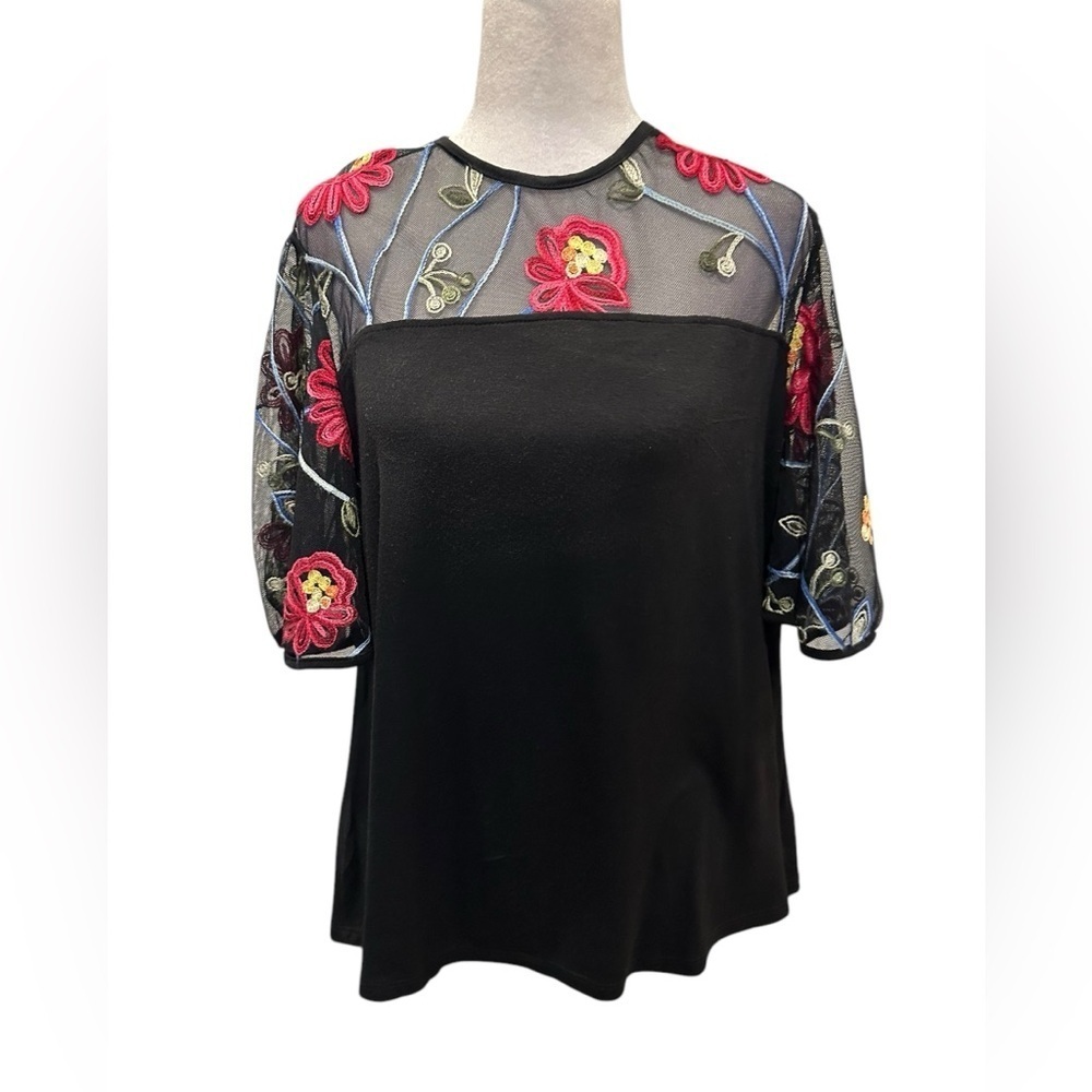 Kim & Cami Floral Embroidered Sheer Sleeve Top size M